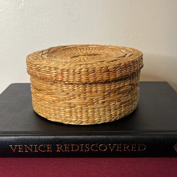 Woven Vintage Chinese Lidded Basket in Natural Straw - Picture 2 of 9